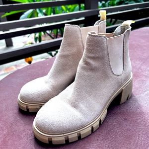 Nude suede fall Steve Madden boots!